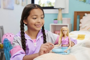Papusa Barbie Made To Move Blonda Cu Top Roz - Img 3