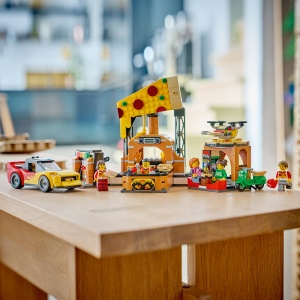 Set LEGO City - Experiența livrării de pizza cu vehicule (60496) - Img 9
