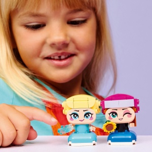 Set LEGO Disney - Miniprințesele Anna și Elsa (43284) - Img 4