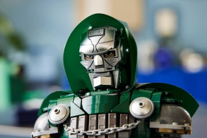 Set LEGO Super Heroes - Bustul Doctorului Doom (76345) - Img 5