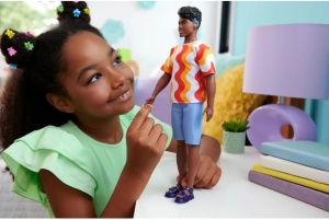 Barbie Papusa Baiat Fashionistas Cu Tricou Cu Dungi Albe Si Portocalii Si Aparate Auditive - Img 3