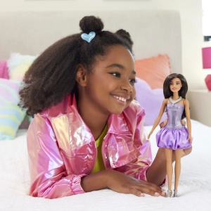 Papusa Barbie Fashionista Bruneta Cu Rochie Mov Si Colier - Img 2