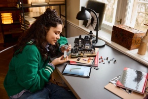 Set de construcție LEGO® Wednesday - Academia Nevermore (76788), 890 piese, 10+ ani - Img 3