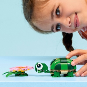 Set LEGO Creator - Broască-țestoasă cu o floare de nufăr (31377) - Img 4