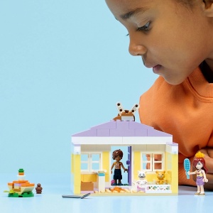 Set LEGO Friends - Hotel pentru iepurași în orașul Heartlake (42679) - Img 4