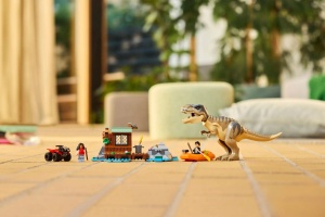 Set LEGO Jurassic World - Evadare pe rau din calea unui T. rex (76975) - Img 5