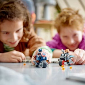 Set LEGO Super Heroes - Motocicletele lui Black Widow si Captain America (76260) - Img 8