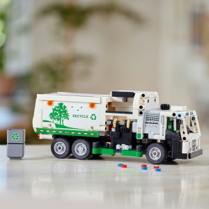 Set LEGO Technic - Camion de gunoi Mack LR Electric (42167) - Img 5