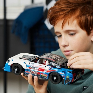 Set LEGO Technic - NASCAR® Next Gen Chevrolet Camaro ZL1 (42153) - Img 8