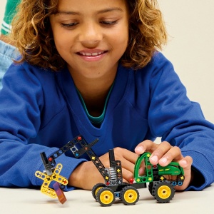 Set LEGO Technic - Utilaj de tăiat și stivuit copaci John Deere 1470H (42218) - Img 4