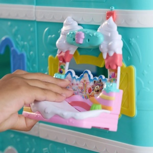 Gabbys Dollhouse Filmul Set Balconul Din Dulciuri Si Figurina Pisica Cakey Cu Accesorii - Img 4