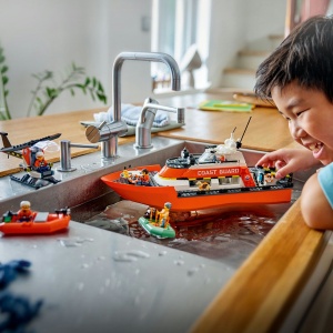 Set LEGO City - Barcă de salvare și elicopter ale Pazei de Coastă (60504) - Img 4