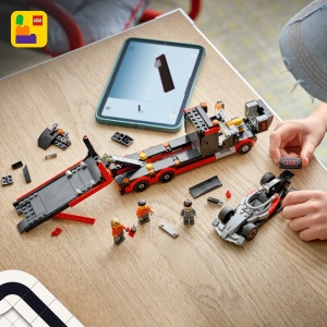 Set LEGO City - Camion de prezentare F1® cu mașină de curse Audi F1 (60493) - Img 4