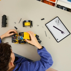 Set LEGO Technic - Încărcător frontal Volvo L120 Electric (42209) - Img 4