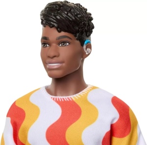Barbie Papusa Baiat Fashionistas Cu Tricou Cu Dungi Albe Si Portocalii Si Aparate Auditive - Img 4
