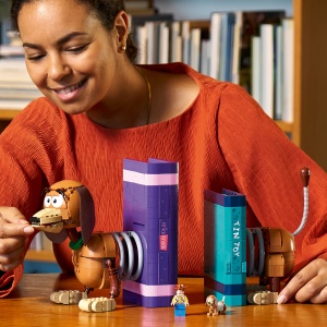 Set LEGO Disney - Opritoare de cărți Câinele Slinky din Povestea jucăriilor (43301) - Img 4