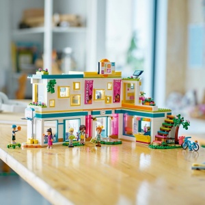 Set LEGO Friends - Scoala Internationala din Heartlake (41731) - Img 5
