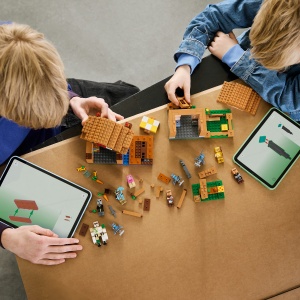 Set LEGO Minecraft - Atacul Evocatorilor asupra satului (21596) - Img 7