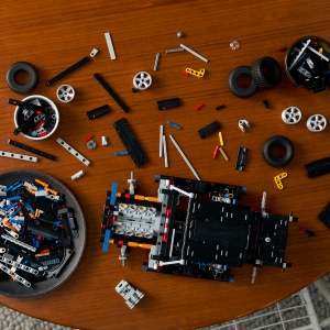 Set LEGO Technic - Mașina Dodge Charger R/T din Fast and Furious (42231) - Img 5
