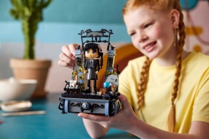 Set LEGO Wednesday - Figurina Wednesday Addams (76780) - Img 6