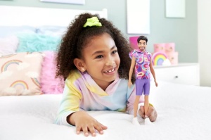 Barbie Papusa Baiat Fashionistas Brunet Cu Barba Si Tricou Cu Gluga - Img 3