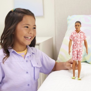 Barbie Papusa Baiat Fashionistas In Salopeta Stil Hawaian Si Sandale Verzi - Img 3