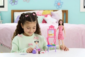 Barbie Set De Joaca Papusa Barbie Bruneta Cu Rochie Roz Face Cariera Profesoara - Img 3