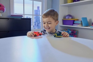 Fisher Price Batwheels Set 2 Masinute Cu Lumini Redbird Si Batwing Scara 1:55 - Img 3