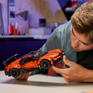 Set LEGO Technic - Hipermașina Bugatti Chiron Pur Sport (42222) - Img 4