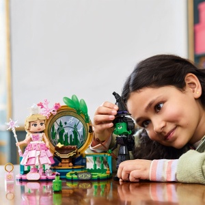 Set LEGO Wicked - Figurinele Elphaba si Glinda (75682) - Img 3