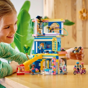Set LEGO Friends - Clubul prietenilor din orașul Heartlake (42689) - Img 4