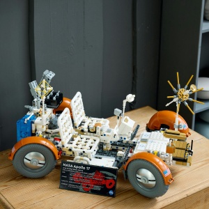 Set LEGO Technic - Roverul selenar din misiunile NASA Apollo (42182) - Img 5