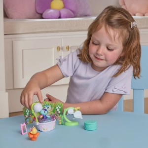 Gabbys Dollhouse Fairylandia Set De Joaca Baia Magica A Pisicii Mercat Cu Figurine Si Accesorii - Img 4