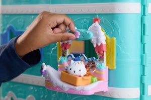Gabbys Dollhouse Filmul Set Balconul Din Dulciuri Si Figurina Pisica Cakey Cu Accesorii - Img 3