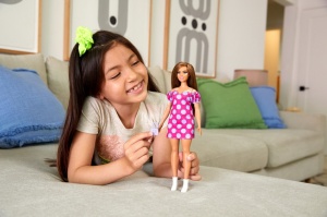 Papusa Barbie Fashionista Satena Cu Rochie Roz Cu Buline - Img 3