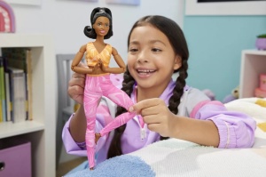 Papusa Barbie Made To Move Creola Cu Top Portocaliu - Img 3