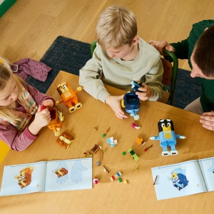 Set LEGO Bluey - Familia lui Blue din cărămizi (11217) - Img 5