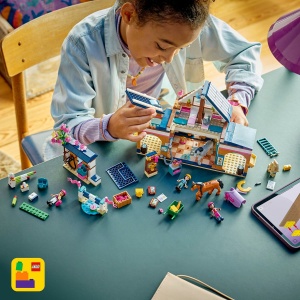 Set LEGO Friends - Grajd de cai și academie de echitație (42688) - Img 4