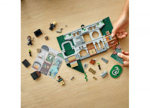 Set LEGO Harry Potter - Bannerul Casei Slytherin™ (76410) - Img 4
