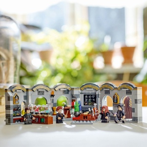 Set LEGO Harry Potter - Castelul Hogwarts™: Lectia de potiuni (76431) - Img 5