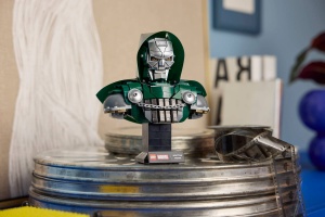 Set LEGO Super Heroes - Bustul Doctorului Doom (76345) - Img 7