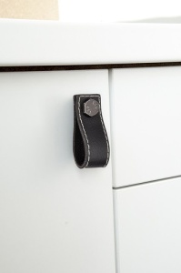 Buton mobila Siro LE005-75LS7ZN78 piele neagra, fier antichizat