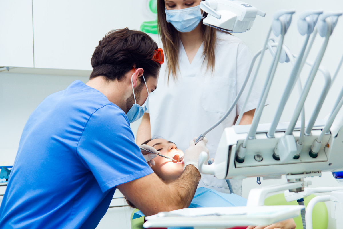 O curățare dentară îmi va deteriora dinții?