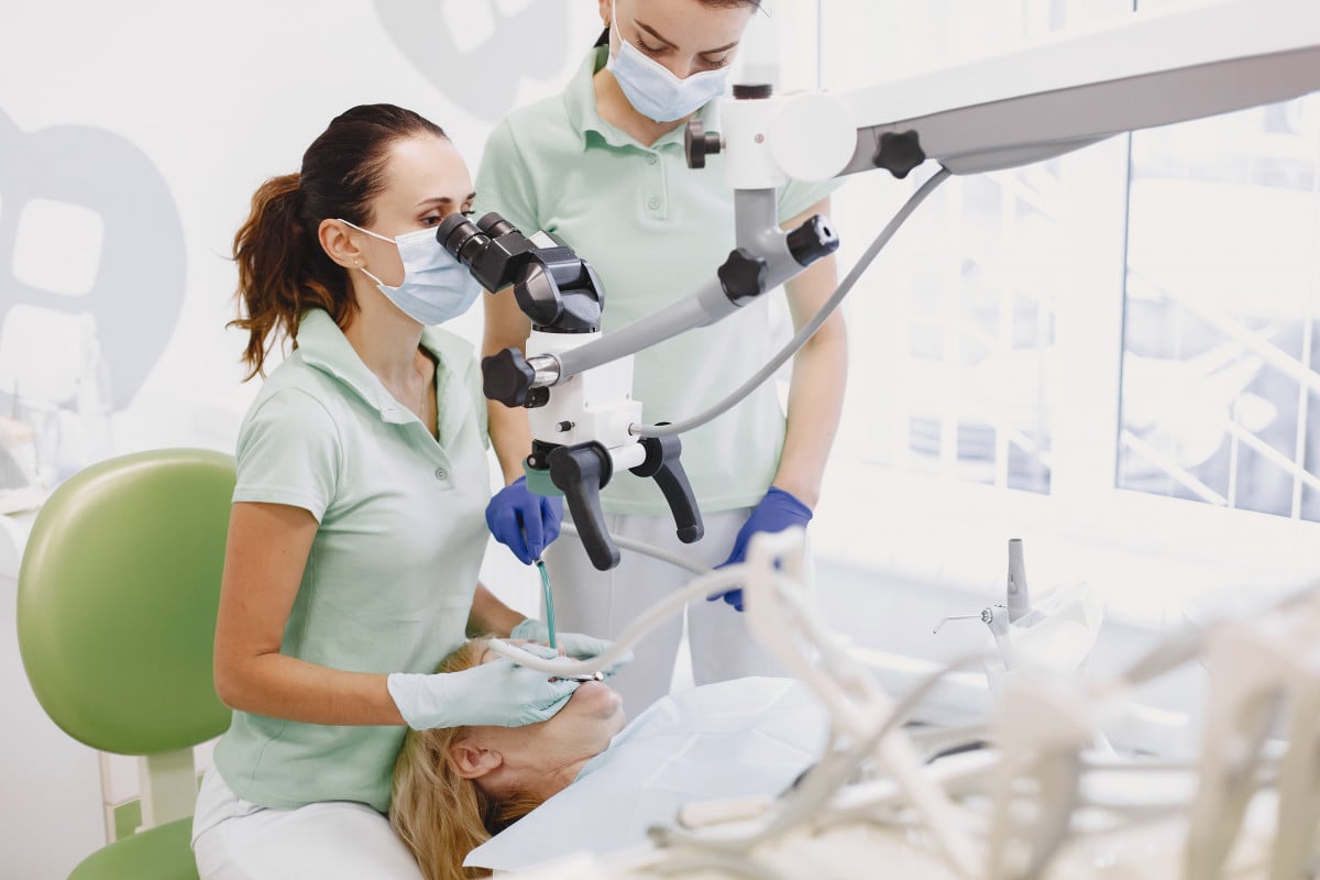 MICROSCOPUL DENTAR ÎN TIMPUL UNUI TRATAMENT ENDODONTIC