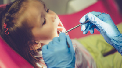 6 sfaturi pentru a preveni decolorarea dinților la copii