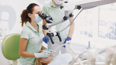 MICROSCOPUL DENTAR ÎN TIMPUL UNUI TRATAMENT ENDODONTIC