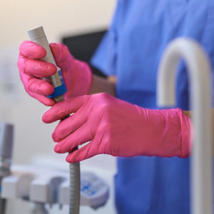 Mănuși nitril magenta nepudrate, Mercator Nitrylex Basic, 100 bucăți - Img 2