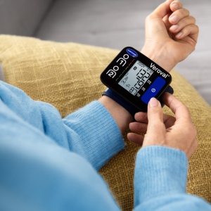 tensiometru-pt-incheietura-digital-complet-automat-cu-determinare-oscilometrica-si-tehnologie-bluetooth-veroval®-compact-+-tensiometru-încheietură