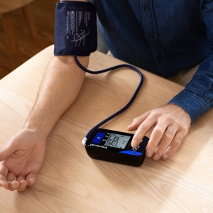 tensiometru-pentru-brat-digital-complet-automat-cu-determinare-oscilometrica-manseta-universala-si-tehnologie-bluetooth-veroval®-compact