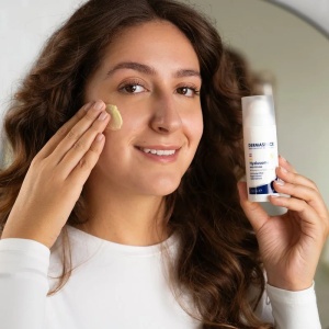 Dermasence Hyalusome Night Care aplicată pe față